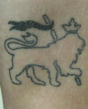 El tatuaje heraldico de un leon con una corona y una bandera