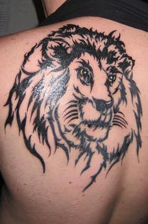 El tatuaje de la cabeza de un leon negro en la espalda