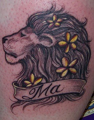 Löwe mit Blumen in der Mähne Tattoo