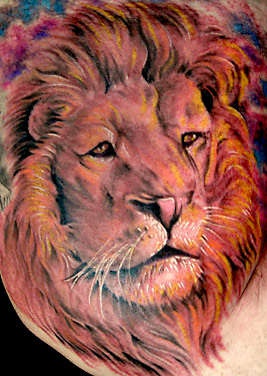 El tatuaje realista de la cabeza de un leon en color