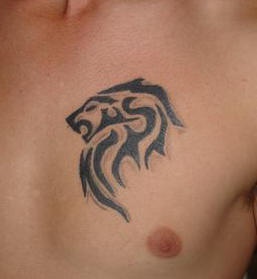 El tatuaje tribal en el pecho de la cabeza de un leon