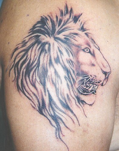 Detaillierter Tribal Löwenkopf Tattoo