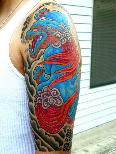 El tatuaje en estilo asiatico de un leon azul con melena roja