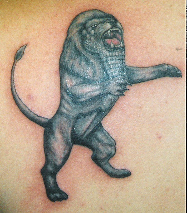 El tatuaje de un leon de babilonia con barba
