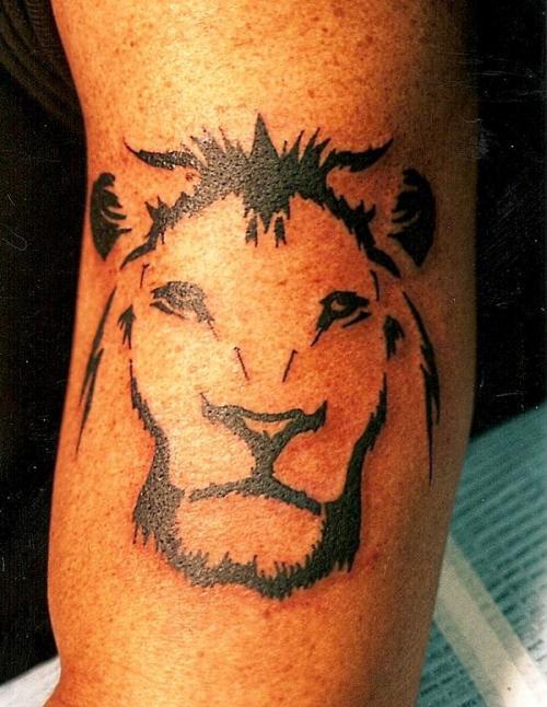 Minimalistic lion head tattoo