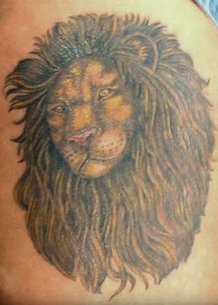 El tatuaje de la cabeza de un leon con una melena grande detallada hecho a color