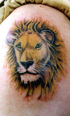 El tatuaje de la cabeza de un leon de color