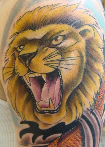 El tatuaje de la cabeza de un leon amarillo rugiendo hecho al estilo caricatura