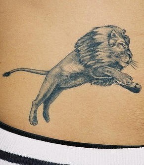 El tatuaje realista de un leon brincando en salto en color negro