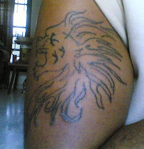 Hausgemachter Löwenkopf Tattoo
