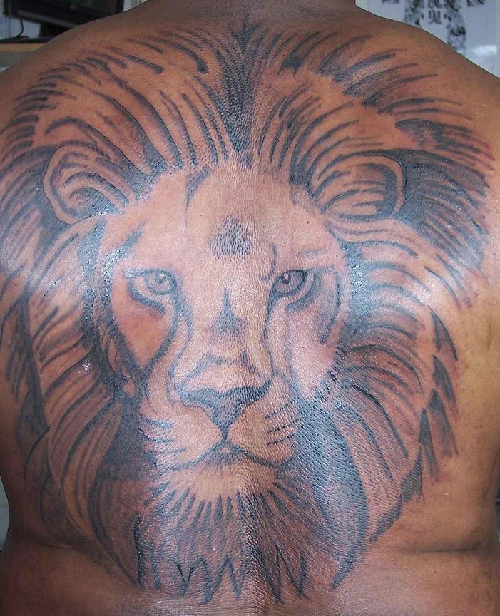 El tatuaje muy grande de una cabeza de leon a toda la espalda