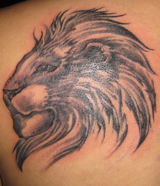 El tatuaje de la cabeza de un leon en negro