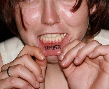 Tatuaje en el labio, kempen, inscripción grueso, notable
