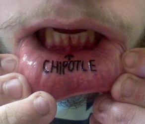 Tatuaggio sul labbro &quotCHIPOTLE" a lettere cubitali