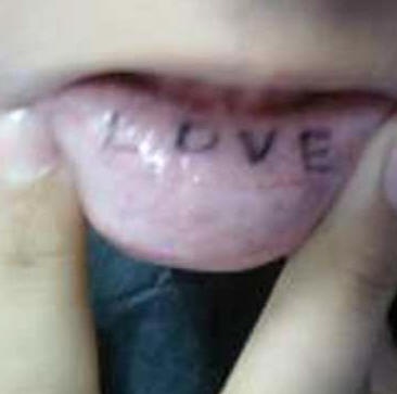 Tatuaggio sul labbro &quotLOVE" a chiare lettere