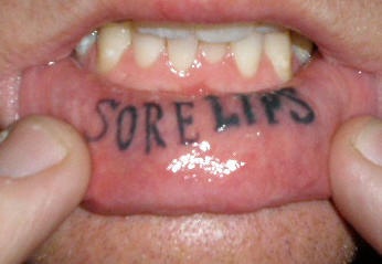 Tatuaggio sul labbro &quotSORELIPS" a lettere stilizzate