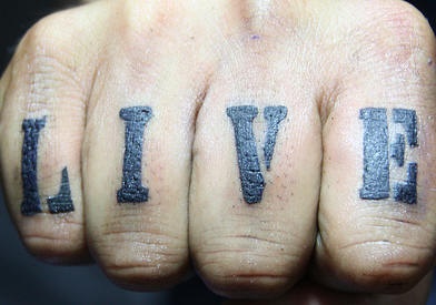 Tatuaje en los nudillos, vive, inscripción grande negro