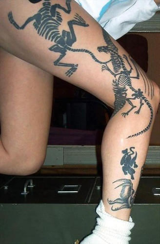 Eidechsen Skelette großes Tattoo am Bein