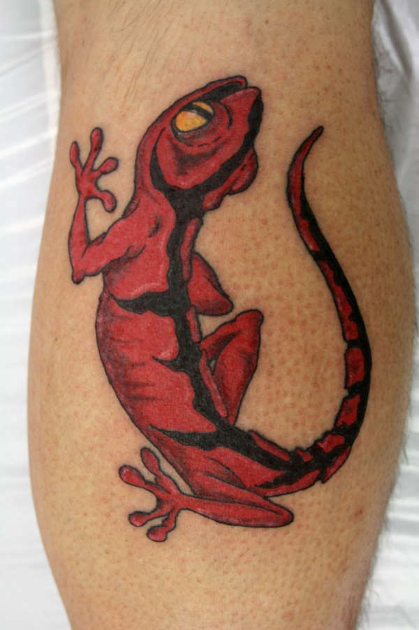 El tatuaje realista de una lagartija de color rojo con ojos de color amarillo