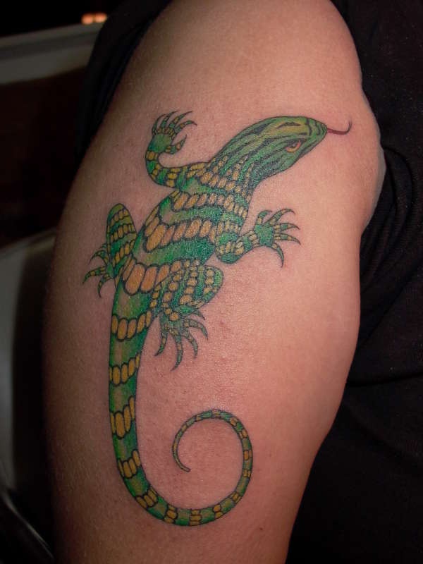 El tatuaje de una lagartija de color verde y amarillo