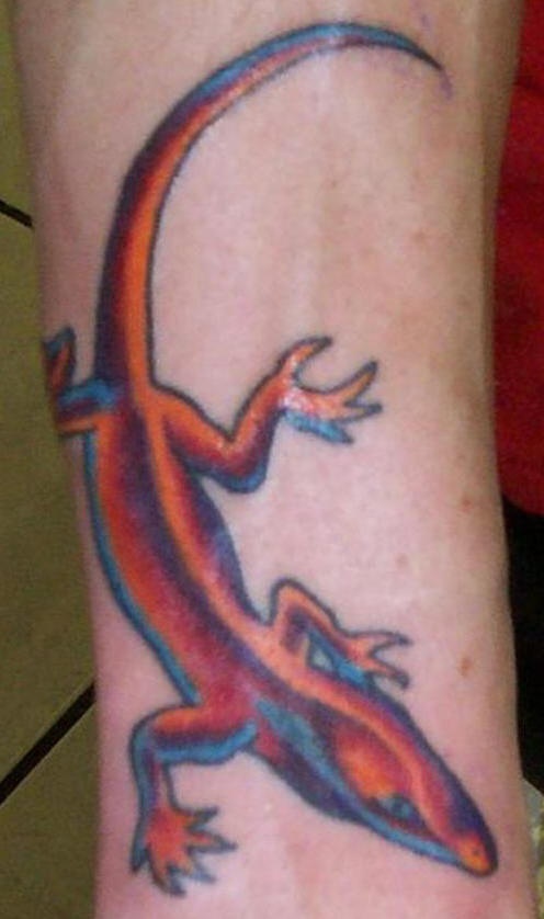 El tatuaje de una lagartija de colores en el brazo