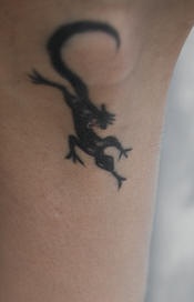 Kleine Eidechse Symbol Tattoo