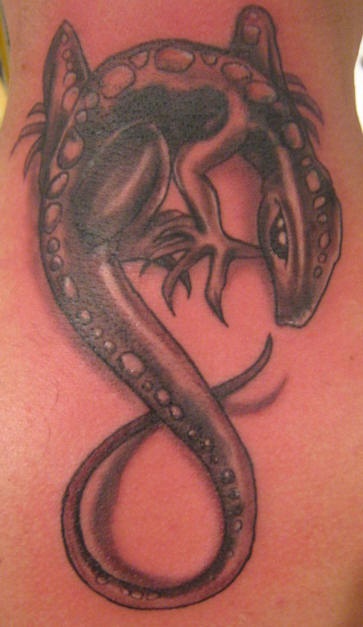 El tatuaje de una lagartija en forma de simbolo de eternidad en el cuello y espalda
