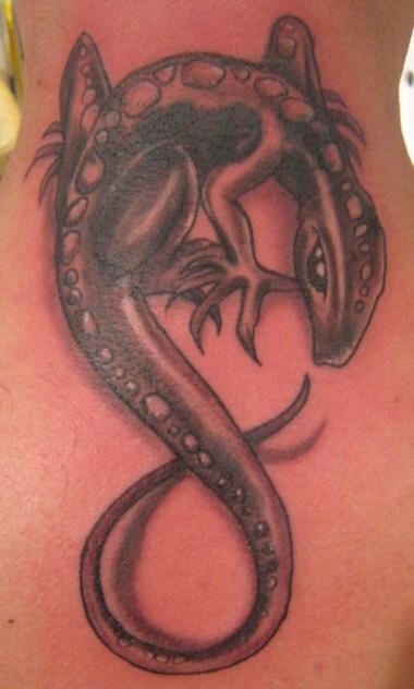 Tatuaje de lagartija formando el símbolo de la infinidad