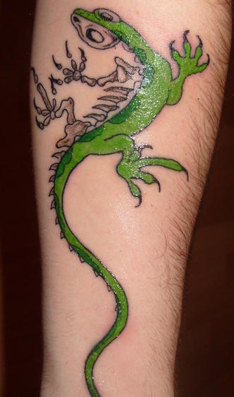 Lagartija verde medio esqueleto tatuaje pequeño