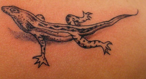 El tatuaje realista de una lagartija negra