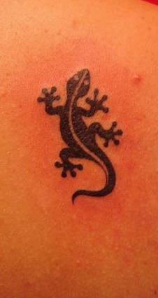 El tatuaje tribal de una lagartija pequeña en color negro