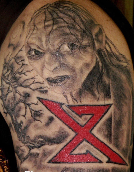 el tatuaje de &quotla caza de Gollum" con un simbolo rojo