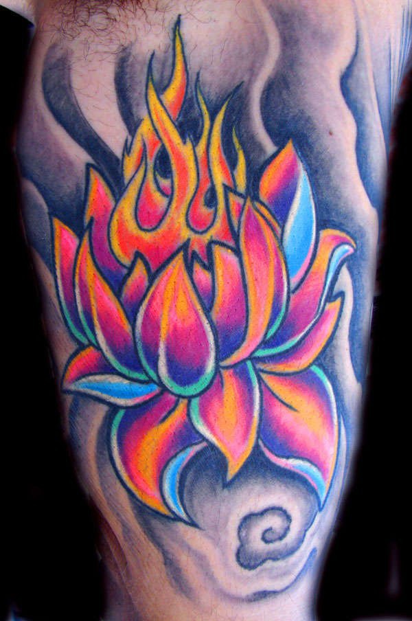 el tatuaje muy bonito de una flor de loto con llamas de fuego en el humo negro