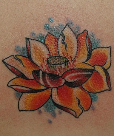 el tatuaje de una flor de loto con petalos rotos hecho en color naranja
