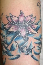 el tatuaje de una flor de loro en olas de agua azul