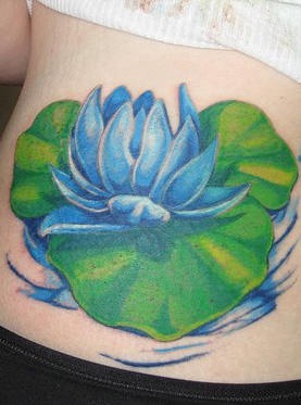 el tatuaje de una flor de loto azul sobre una hoja en el agua