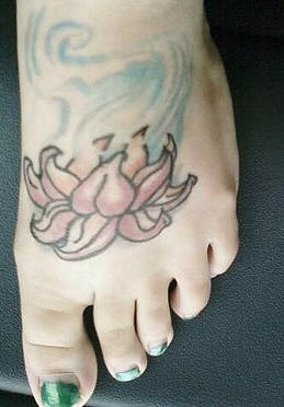 el tatuaje de una flor de loto hecho en el pie