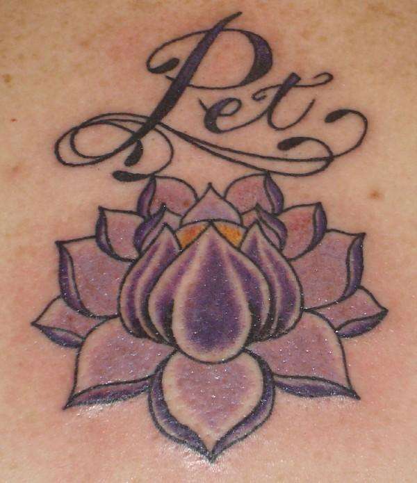 el tatuaje de una flor de loto morada con un nombre