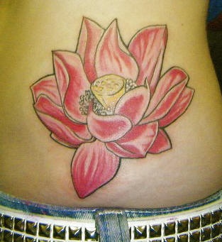 el tatuaje de una flor de loto de color rojo