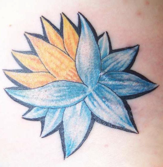 el tatuaje sencillo de una flor de loto de colores azul y amarillo