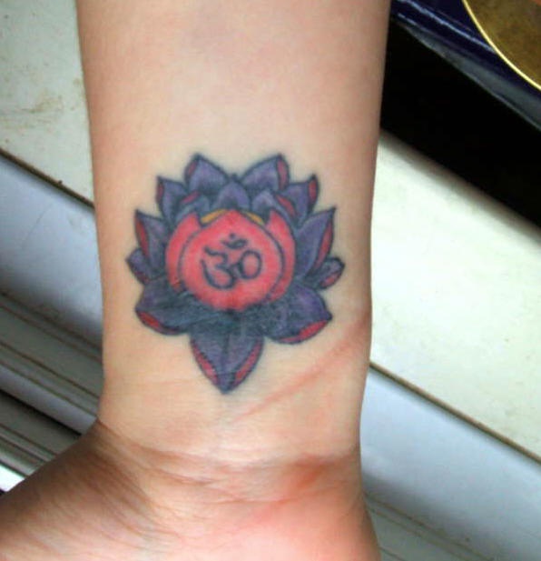 Dunkler lila Lotus Tattoo am Handgelenk
