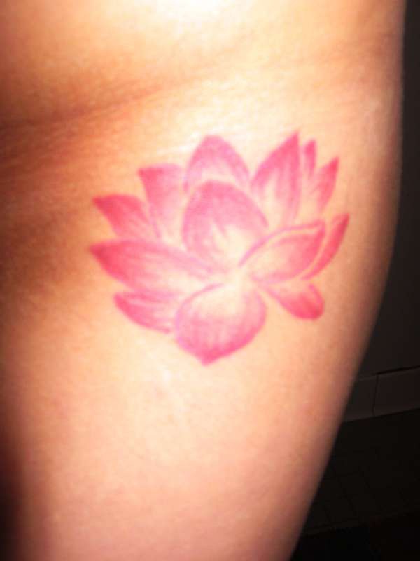 el tatuaje muy tierno de una flor de loto de color rosa