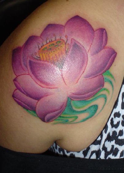 el tatuaje de una flor de loto en color morado hecho en el hombro