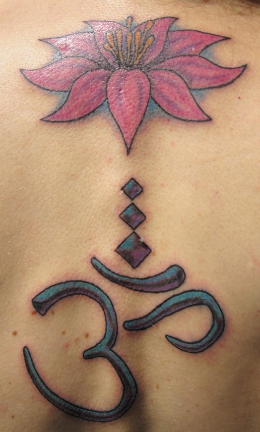 El tatuaje de una flor de loto con simbolo de mantra om en color
