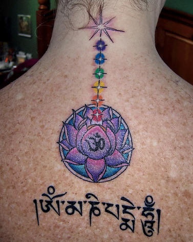 Precioso tatuaje de loto con jeroglíficos en espalda