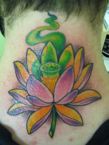 el tatuaje de una flor de loto con humo de color verde hecho en el cuello