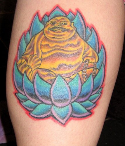 Blauer Lotus mit goldener Buddha Tattoo