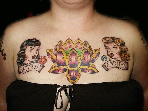 el tatuaje de una flor de loto y dos pin up girls hecho en el pecho