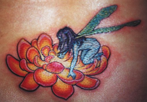 el tatuaje de una flor de lot de color naranja con una hada azul