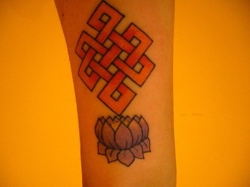 el tatuaje del nudo de eternidad con una flor de loto